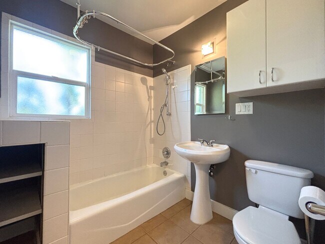Building Photo - Stunning Remodel Near 9th & 9th!