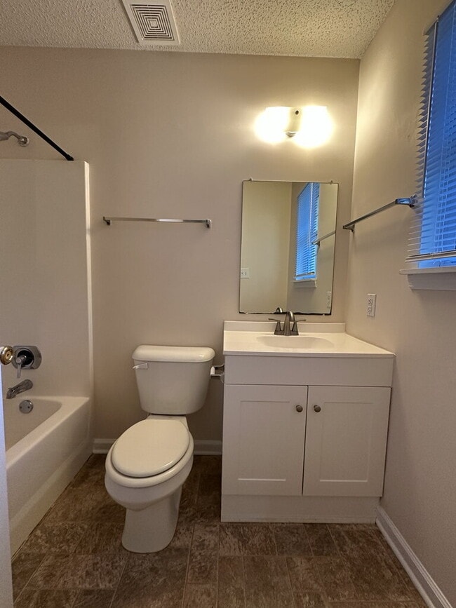 Building Photo - 105 Live Oak Ct