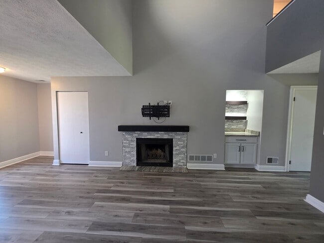 Building Photo - Spacious Town Home in Brighton Heights!