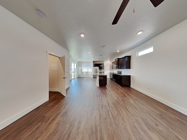 Building Photo - 1317 N Barkvine Ave