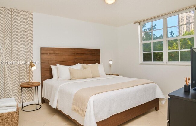 Building Photo - 19601 E Country Club Dr