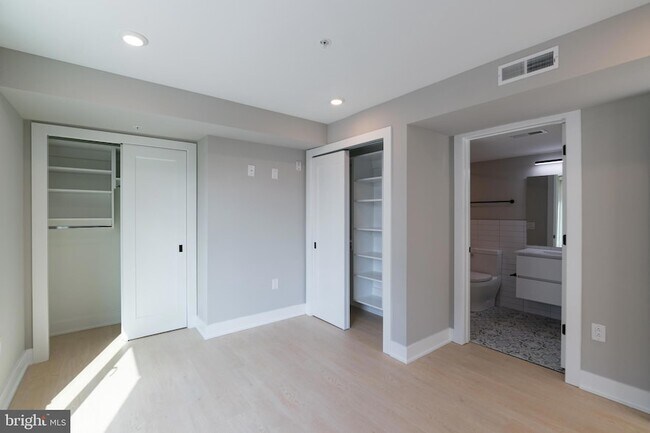 Building Photo - 6604 Ridge Ave