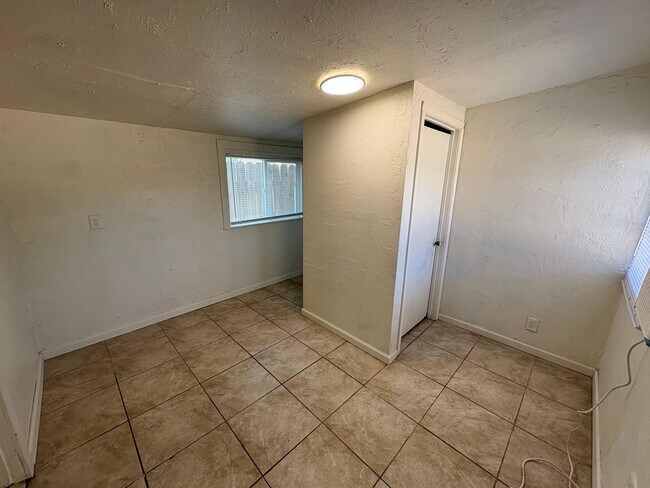 Building Photo - Dinuba country Home Rent Ready !