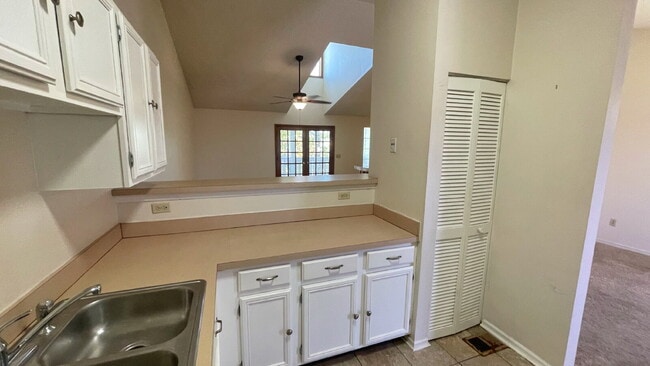 Building Photo - Coming Soon! Davis Shores Townhouse