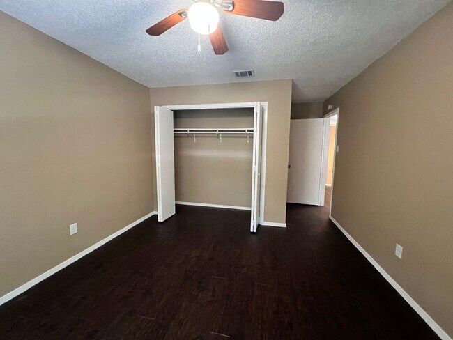 Building Photo - 9706 Eastwend Dr