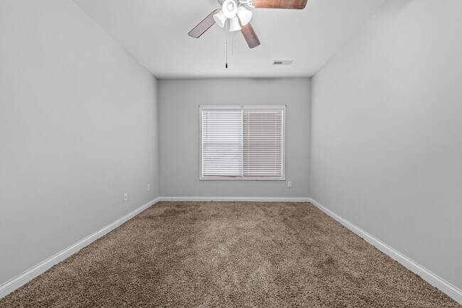 Building Photo - 1592 Collegeview Dr