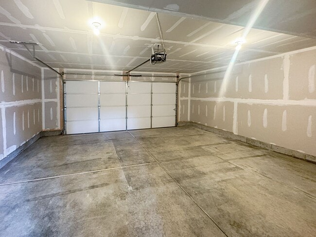 Building Photo - Brand new construction, end unit townhome!
