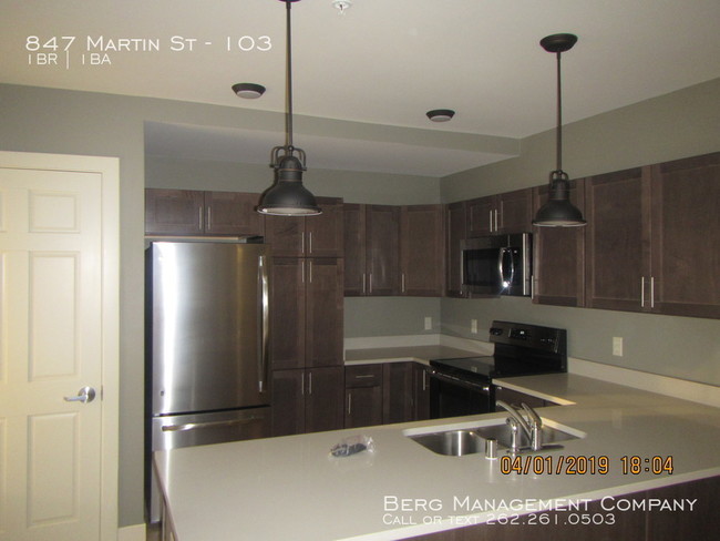 Building Photo - 847 Martin St