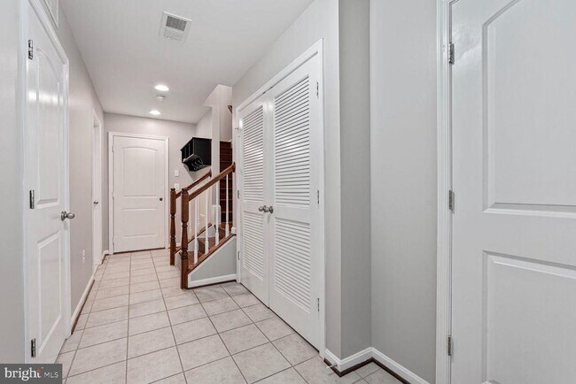 Building Photo - 102 Vista Knoll Dr