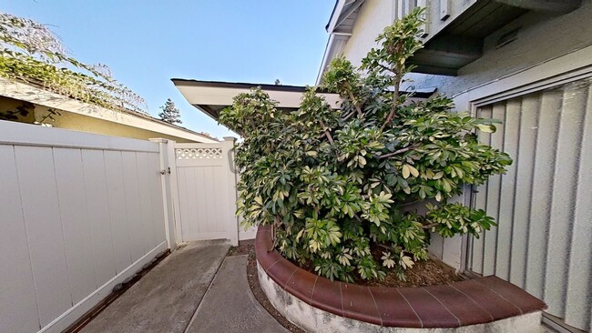 Building Photo - Wonderful 3 Bedroom Townhouse in Laguna Hi...