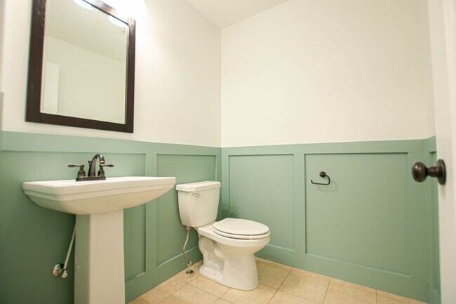 Building Photo - Pet Friendly Three Bedroom!