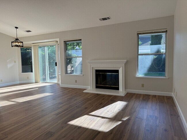 Building Photo - Available July 1st. New Renovated!
