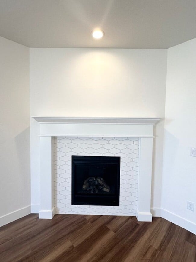 Building Photo - Beautiful 1 year old home available now!