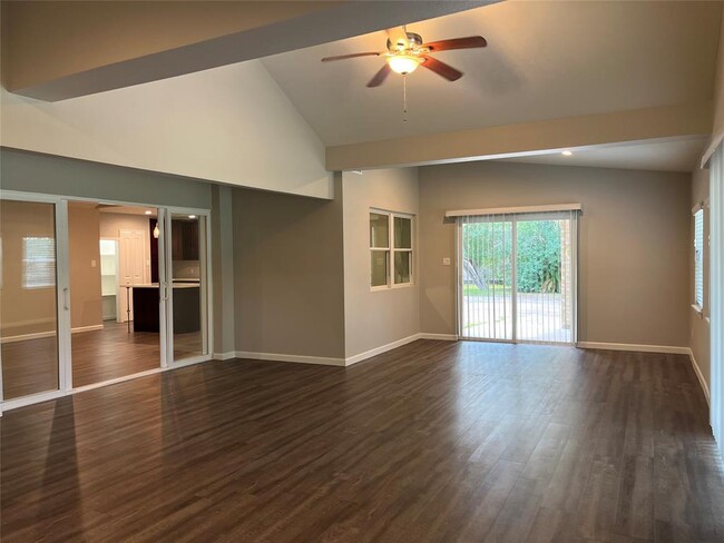Building Photo - 304 S Shadowbend Dr