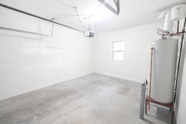 Building Photo - Beautiful 2x2.5 townhouse in NW Crossing!