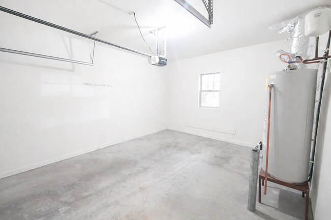 Building Photo - Beautiful 2x2.5 townhouse in NW Crossing! New hickory flooring coming soon!