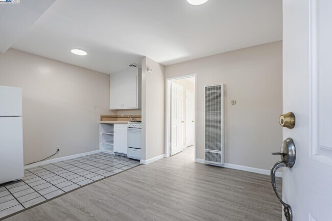 Building Photo - 1180 Saranap Ave