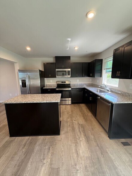 Building Photo - 202 Red Bill Ln