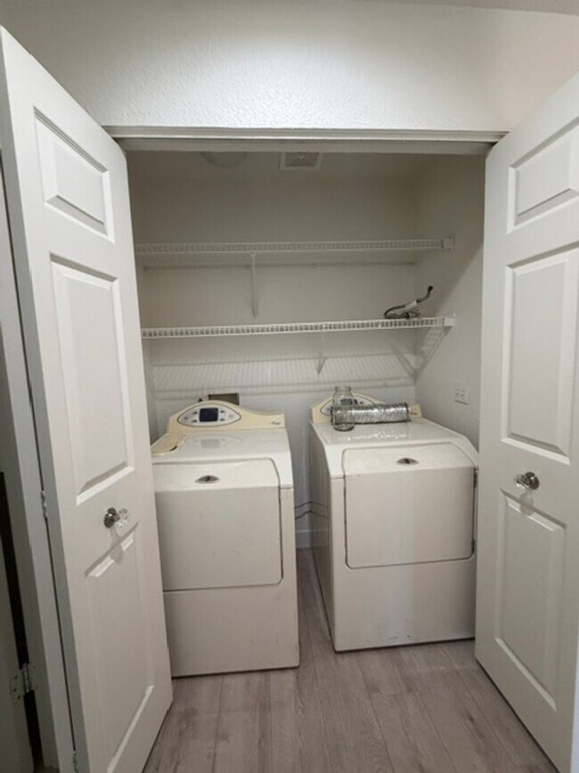 Building Photo - Very Nice 2 Bedroom and 2 Bathroom Apartment $2,425 + $125.00 WSG