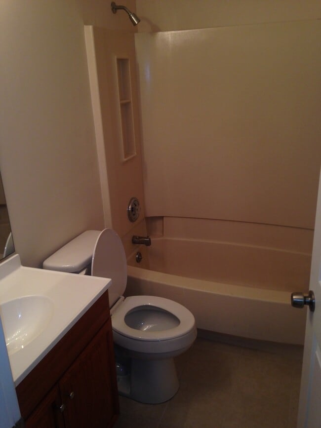 Building Photo - 3 BEDROOM REMODELED UNIT!