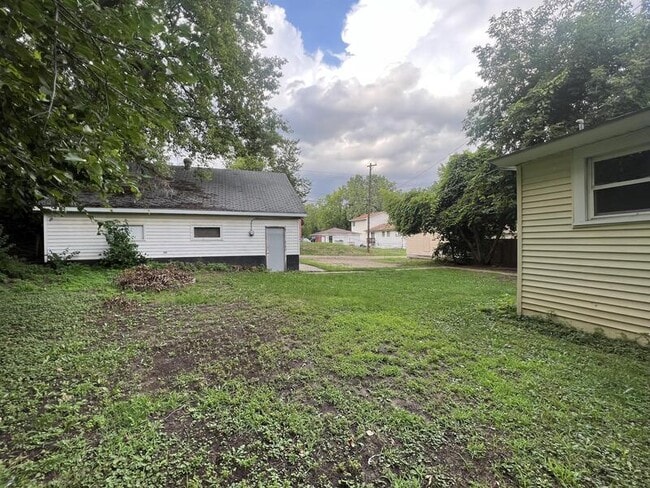 Building Photo - 1093 Euclid St