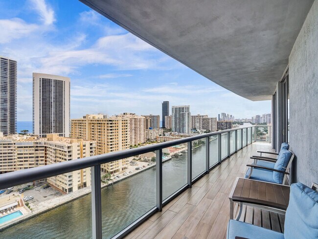 Building Photo - 2602 E Hallandale Beach Blvd