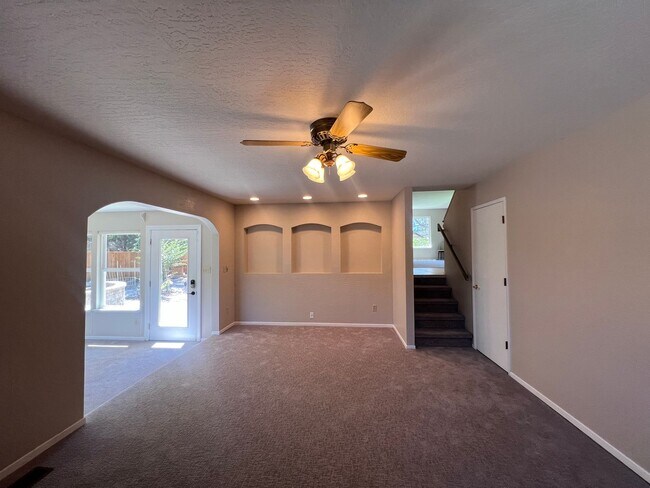 Building Photo - Spacious Split-Level! 4-Bedroom, 3.5-Bath ...