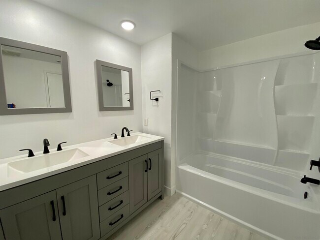 Building Photo - 293 Chapalita Dr