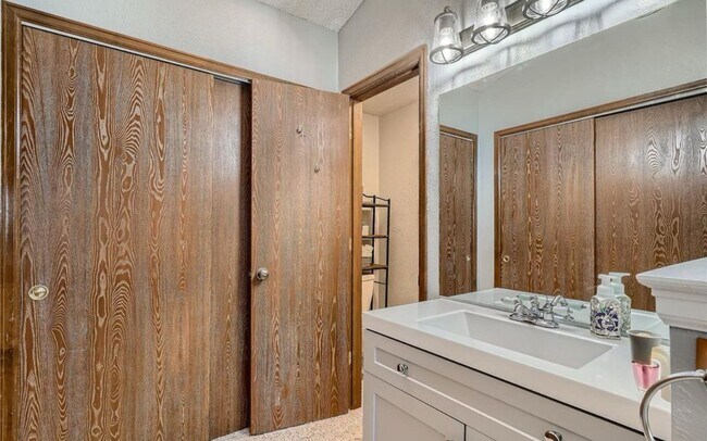 Building Photo - Incredible Tri-level home in Cherry Creek ...