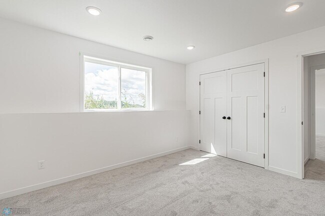 Building Photo - 4 bedroom 2 bathroom house