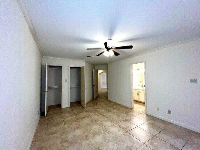 Building Photo - 601 St James Dr