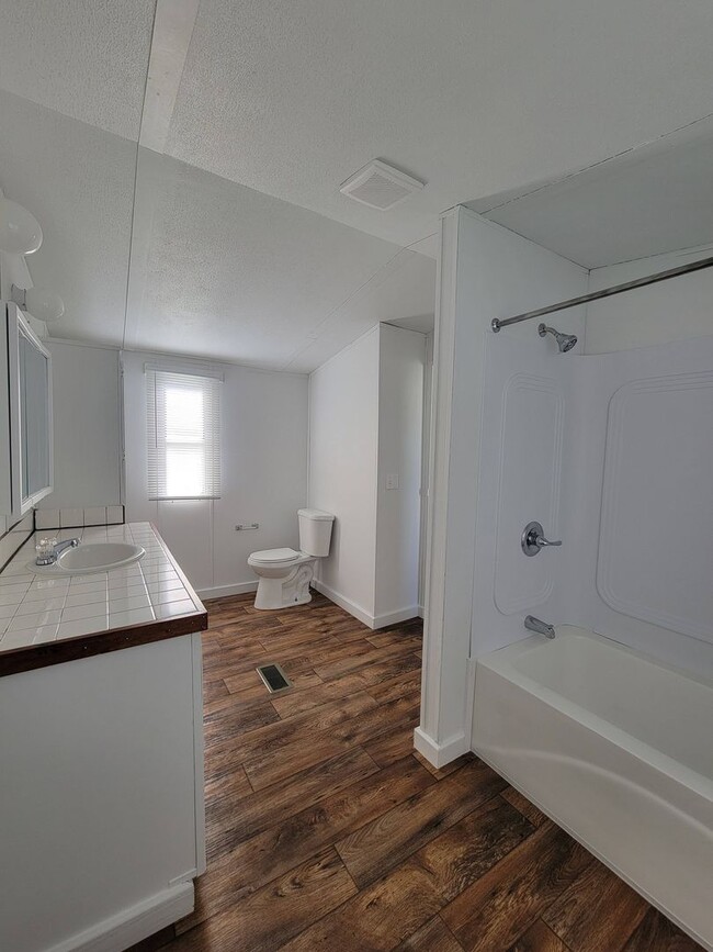 Building Photo - Ready to Move in