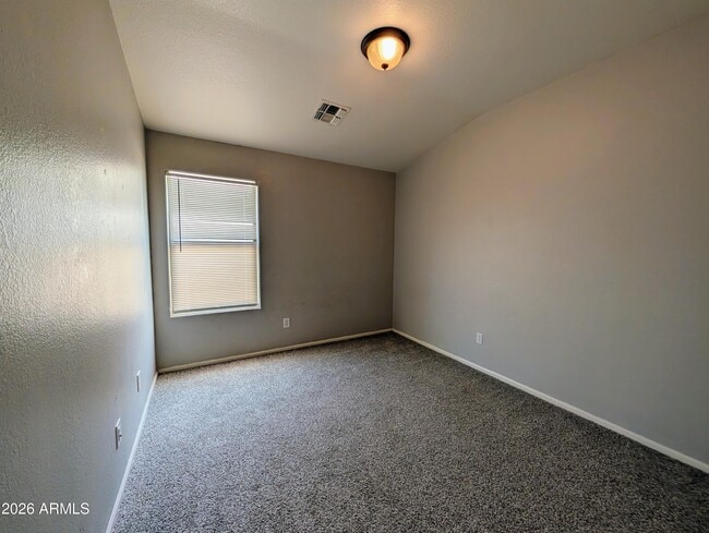 Building Photo - 738 E Saddle Way