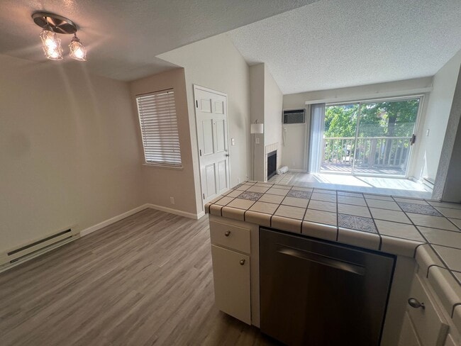 Building Photo - Extremely Well Maintained Upstairs 1/1 Condo Near Light Rail Now Available!