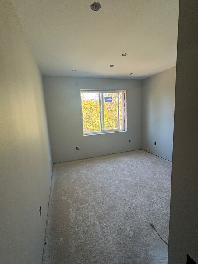 Building Photo - Brand New - Big 5 bedroom House