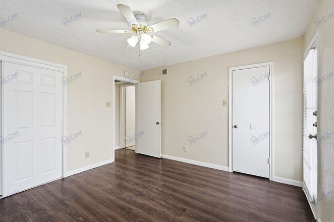 Building Photo - 9520 Royal Ln