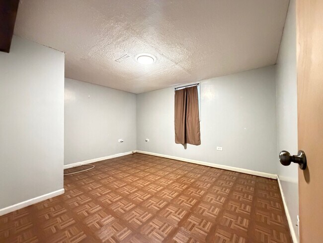 Building Photo - 450 E Mulberry Ct