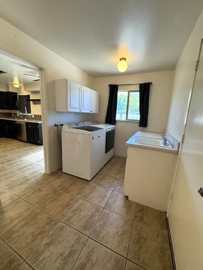 Building Photo - Beautiful 4 Bedroom 2 Bathroom Home with Solar!