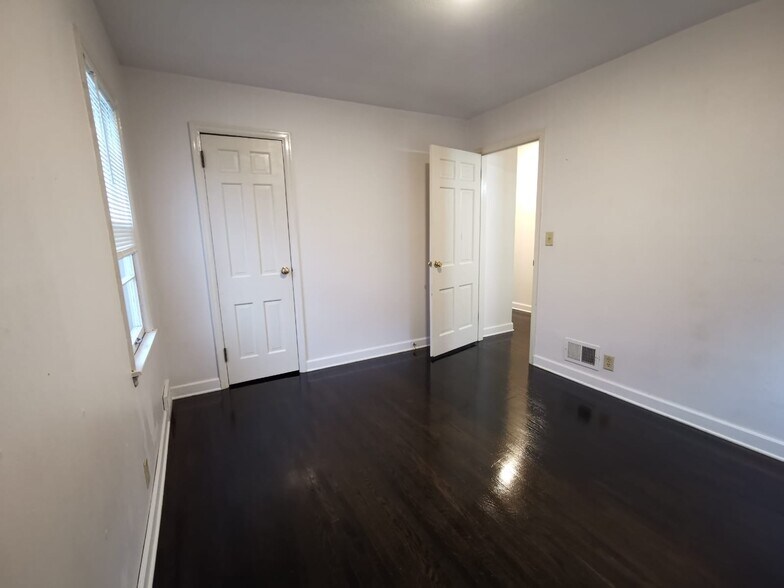 Bed 1 - 1311 Oxford St