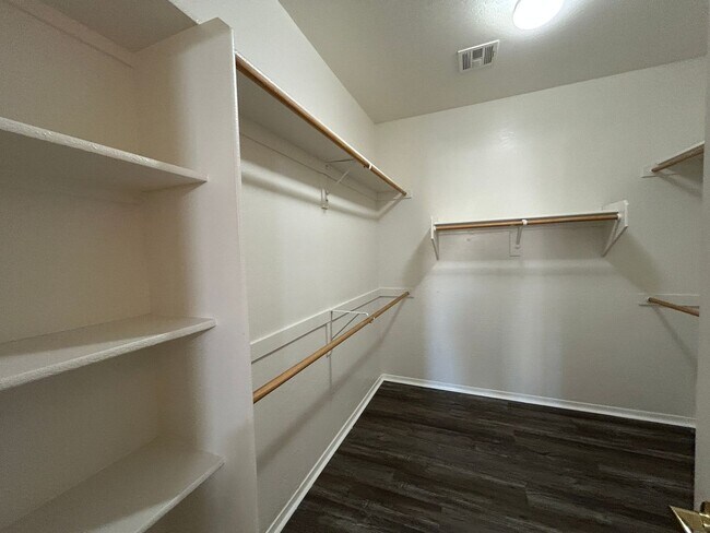 Building Photo - 955 E Knox Rd