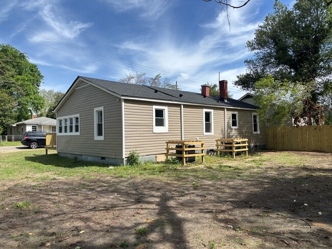 Building Photo - 211 Gertrude St