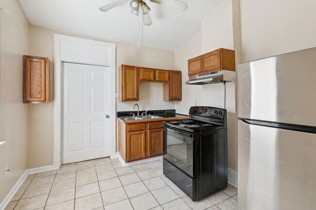Building Photo - 2400 Dumaine St