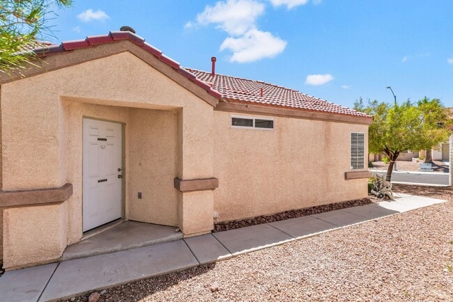 Building Photo - Charming Single-Story Living with Spacious Comfort!