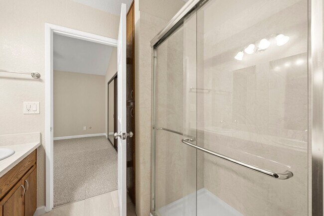 Building Photo - Beautiful 3-bedroom, 3-bathroom townhome  ...