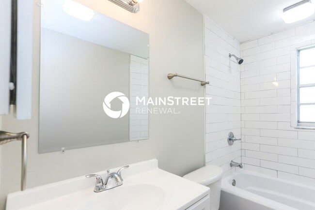 Building Photo - 3 Bedroom Pet-Friendly Home in VALRICO, FL with Main Street Renewal
