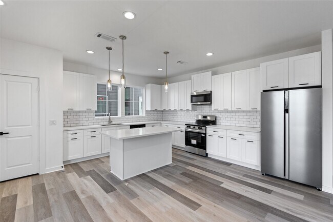 Building Photo - 3703 Nagle St