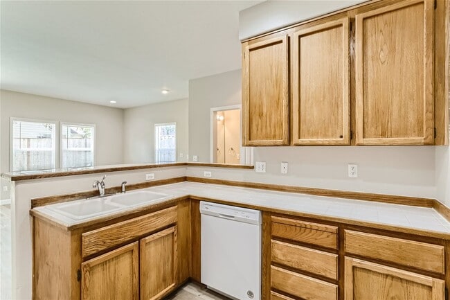 Building Photo - Spacious Two-Level Duplex Home with Fenced Backyard in Hillsboro!