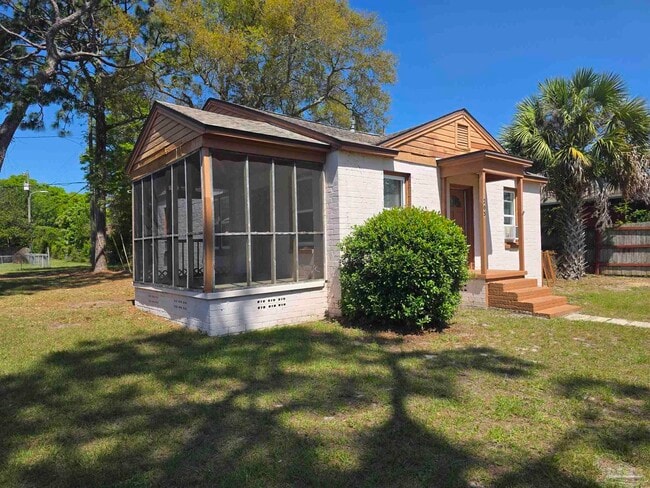 Building Photo - 203 SE Syrcle Dr