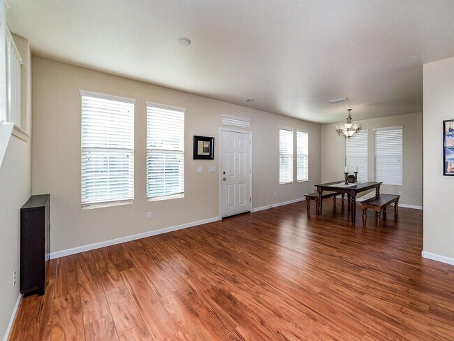 Building Photo - Beautiful Enclave updated unit!