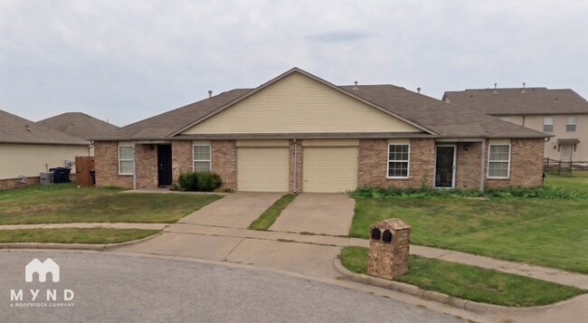 Building Photo - 3407 E Gillette St